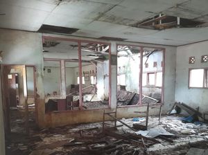 Ruang Kelas Rusak, Pelajar SD di Cianjur Terpaksa Gantian Belajar