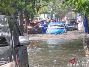 Jalan di Pulogadung Jaktim Banjir 40 Cm Akibat Hujan Deras