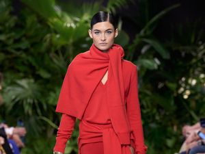 10 Koleksi Michael Kors Spring/Summer 2023, Busana Urban Resort