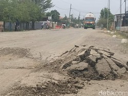 Jalan Mangunsari Grobogan Rusak Parah, Hujan Debu Bikin Sesak Warga