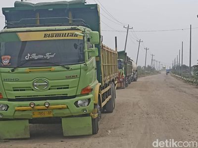 Debu Tebal Menyesakkan gegara Jalan Rusak di Tegowanu Grobogan