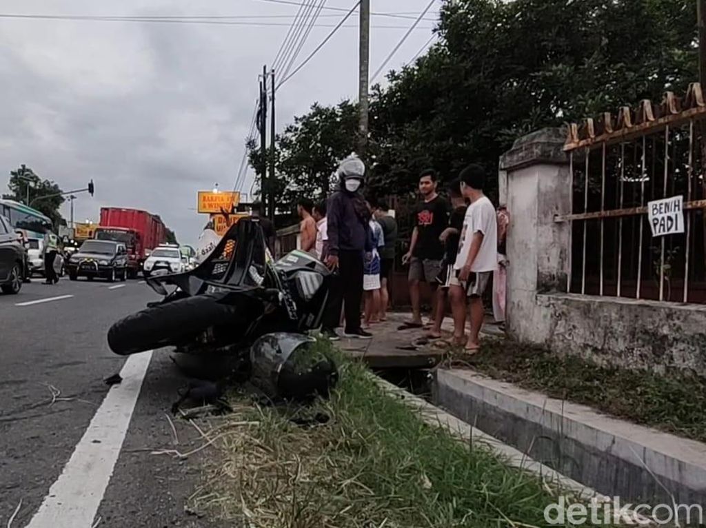 Bus Ugal-ugalan Tabrak Motor di Kulon Progo, 1 Orang Tewas Bus Ugal-ugalan Tabrak Motor di Kulon Progo, 1 Orang Tewas