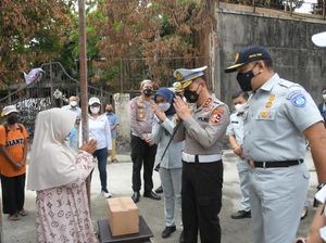 Korlantas Polri Bagikan Sembako ke Korban Kebakaran di Simprug