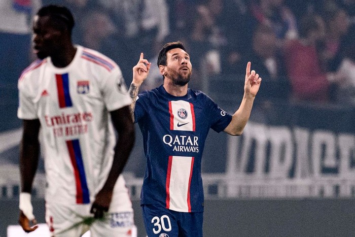 CLERMONT-FERRAND, FRANCE - AUGUST 06: Lionel Messi of Paris Saint-Germain scores an acrobatic goal during the Ligue 1 match between Clermont Foot 63 and Paris Saint-Germain at Stade Gabriel Montpied on August 06, 2022 in Clermont-Ferrand, France. (Photo by Lionel Hahn/Getty Images)