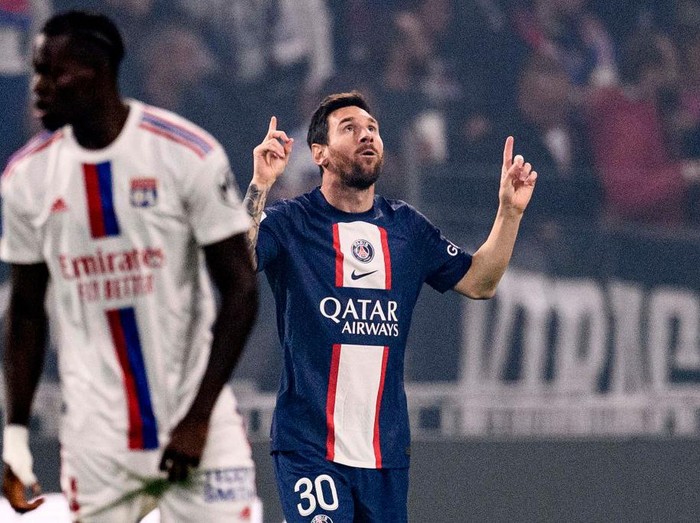 CLERMONT-FERRAND, FRANCE - AUGUST 06: Lionel Messi of Paris Saint-Germain scores an acrobatic goal during the Ligue 1 match between Clermont Foot 63 and Paris Saint-Germain at Stade Gabriel Montpied on August 06, 2022 in Clermont-Ferrand, France. (Photo by Lionel Hahn/Getty Images)