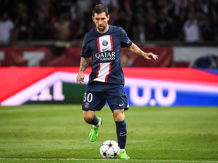 CLERMONT-FERRAND, FRANCE - AUGUST 06: Lionel Messi of Paris Saint-Germain scores an acrobatic goal during the Ligue 1 match between Clermont Foot 63 and Paris Saint-Germain at Stade Gabriel Montpied on August 06, 2022 in Clermont-Ferrand, France. (Photo by Lionel Hahn/Getty Images)