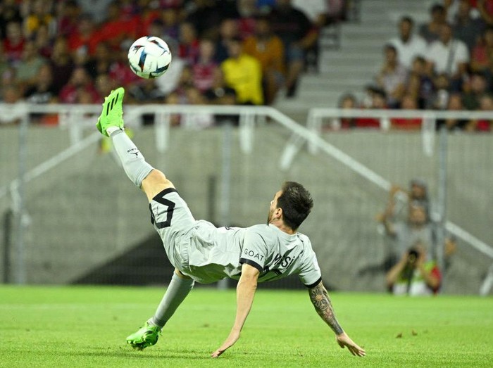 CLERMONT-FERRAND, FRANCE - AUGUST 06: Lionel Messi of Paris Saint-Germain scores an acrobatic goal during the Ligue 1 match between Clermont Foot 63 and Paris Saint-Germain at Stade Gabriel Montpied on August 06, 2022 in Clermont-Ferrand, France. (Photo by Lionel Hahn/Getty Images)