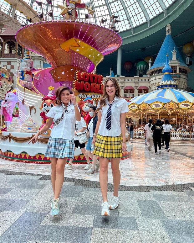 Luna Maya https://www.instagram.com/lunamaya/