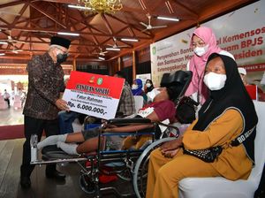 Tiba di Pontianak, Wapres Serahkan Bantuan Kemensos dan BPJamsostek ke Warga