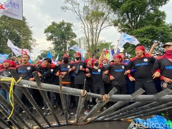 Panas! Detik-detik Massa Buruh Rusak Pagar Gedung Sate