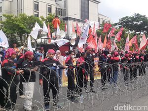 Lagi! Massa Demo Tolak Kenaikan Harga BBM di Semarang Lagi! Massa Demo Tolak Kenaikan Harga BBM di Semarang