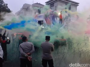 Massa Demo BBM di Semarang Bubarkan Diri, Tutup Aksi dengan Flare Massa Demo BBM di Semarang Bubarkan Diri, Tutup Aksi dengan Flare