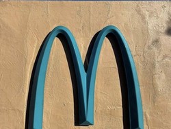 Hanya Satu di Dunia! Gerai McDonalds yang Logo M-nya Warna Biru