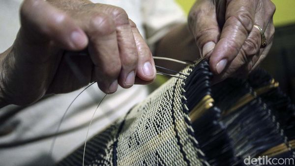Melihat Proses Pembuatan Tas Rotan Juwa Khas Jagoi Babang
