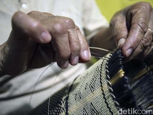 Melihat Proses Pembuatan Tas Rotan Juwa Khas Jagoi Babang