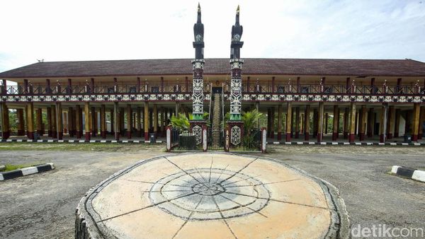 Melihat Rumah Betang Ikon Kalimantan Barat