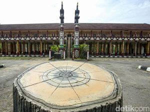 Melihat Rumah Betang Ikon Kalimantan Barat
