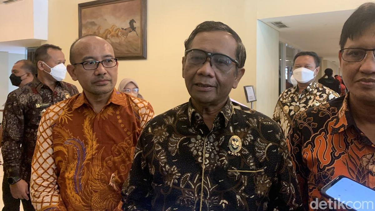 Menkopolhukam, Mahfud MD, soroti Arema FC vs Persebaya main malam!. (Foto: Esti Widiyana/detikJatim)