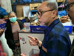 Blusukan ke Pasar Badung Bali, Zulhas Borong Dagangan buat Emak-emak