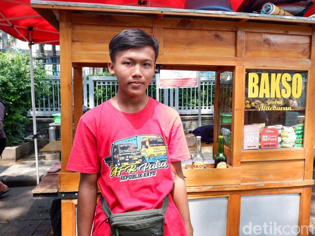 Sedih, Jafar Jualan Bakso Sambil Cari Ibu yang Hilang di Bandung
