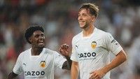 Selanjutnya ada Nico Gonzalez (kanan). Pemain Barcelona ini sedang dipinjamkan ke Valencia, namun kemungkinan besar akan pulang musim depan. Sebagai jebolan La Masia, ia punya profil bagus untuk mewarisi peran Busquets. Foto: Getty Images/Aitor Alcalde