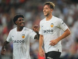 Selanjutnya ada Nico Gonzalez (kanan). Pemain Barcelona ini sedang dipinjamkan ke Valencia, namun kemungkinan besar akan pulang musim depan. Sebagai jebolan La Masia, ia punya profil bagus untuk mewarisi peran Busquets. Foto: Getty Images/Aitor Alcalde