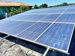 Komitmen Khofifah Kembangkan Green Energy, Pasang PLTS di Kantor Pemerintahan