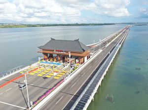 Cakep Nih! Ada Panel Surya di Sepanjang Tol Atas Laut Bali