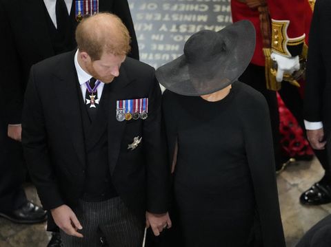 Pangeran Harry dan Meghan Markle Britain's Prince Harry, Duke of Sussex and Meghan, Duchess of Sussex follow the coffin of Queen Elizabeth II as it is carried out of Westminster Abbey during her funeral in central London on September 19, 2022. (Photo by Frank Augstein / POOL / AFP)