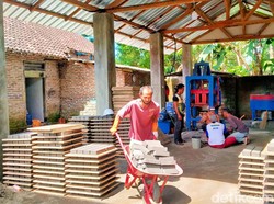 Warga Sekitar Tambang Emas Banyuwangi dapat Program Pembuatan Paving Blok