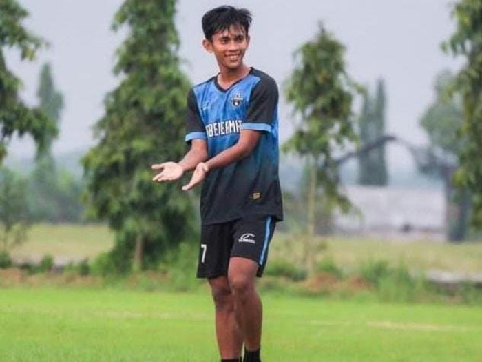 Penyerang PSM Makassar Ricky Pratama berlatih di kampung halamannya pada jeda Liga 1.