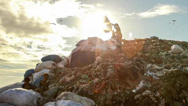 Potret Kerasnya Hidup Pemburu Rezeki di Bukit Sampah Bangladesh