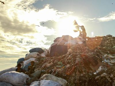 Potret Kerasnya Hidup Pemburu Rezeki di Bukit Sampah Bangladesh