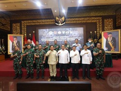Panglima TNI Didampingi KSAL Saat Rapat Bareng Prabowo