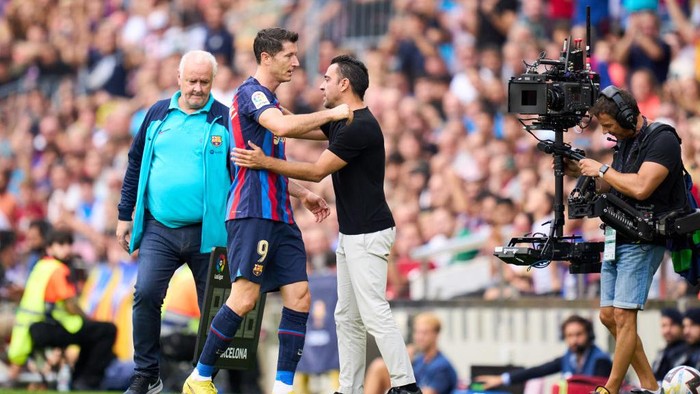 BARCELONA, SPAIN - SEPTEMBER 17: Robert Lewandowski of FC Barcelona greets his head Xavi Hernandez as he leaves the pitch during the LaLiga Santander match between FC Barcelona and Elche CF at Spotify Camp Nou on September 17, 2022 in Barcelona, Spain. (Photo by Alex Caparros/Getty Images)