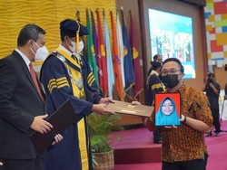 Momen Haru Ortu Gantikan Wisuda Lulusan Termuda Unnes yang Tewas Kecelakaan