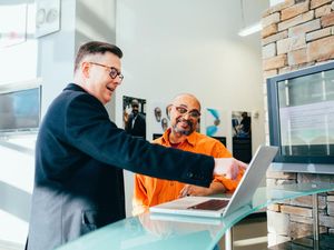 Apa Itu Sales? Pahami Jenis, Fungsi, dan Bedanya dengan Marketing