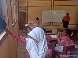 Curhat Guru-Siswa di Grobogan gegara Jalan Rusak: Debu Menempel di Buku-Meja