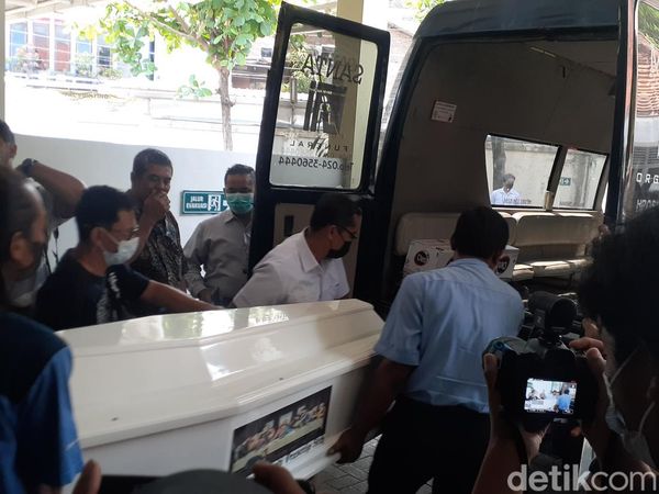 Isak Tangis Duka Keluarga PNS Semarang Saksi Korupsi yang Dibunuh