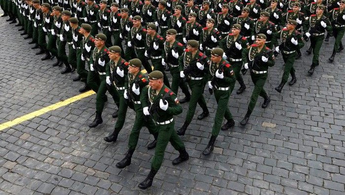 Russian service members march during a military parade on Victory Day, which marks the 76th anniversary of the victory over Nazi Germany in World War Two, in Red Square in central Moscow, Russia May 9, 2021. REUTERS/Maxim Shemetov/File Photo