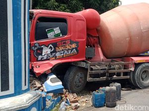 Brakkk! Truk Molen Tabrak Pagar Terminal Penggung Klaten