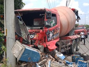 Momen Ngeri Truk Lawan Arus sebelum Tabrak Pagar Terminal Penggung Klaten Momen Ngeri Truk Lawan Arus sebelum Tabrak Pagar Terminal Penggung Klaten