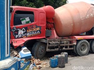 Ini Penampakan Truk Molen Tabrak Pagar Terminal Penggung Klaten