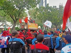 Tuntutan Buruh di Balkot DKI: Tolak Kenaikan BBM hingga Minta UMP 2023 Naik