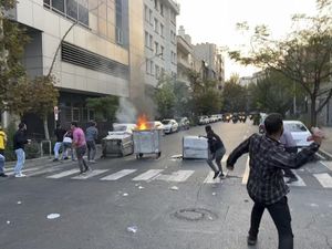 Warga Iran Skeptis Soal Pembubaran Polisi Moral Warga Iran Skeptis Soal Pembubaran Polisi Moral