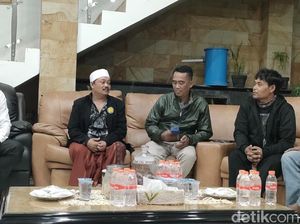 Warga yang Rumahnya Diruntuhkan Rentenir Curhat ke Wabup Garut Warga yang Rumahnya Diruntuhkan Rentenir Curhat ke Wabup Garut