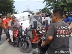 Viral, Puluhan Ballpress Sepatu Bekas Ilegal Sitaan Bea Cukai Direbut Warga