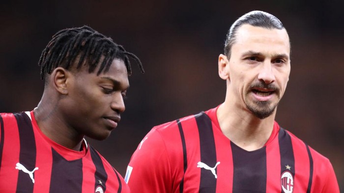 STADIO GIUSEPPE MEAZZA, MILANO, ITALY - 2022/01/17: Zlatan Ibrahimovic  (R) and Rafael Leao (L) of Ac Milan  look on during the Serie A match between Ac Milan and Spezia Calcio. Spezia Calcio wins 2-1 over Ac Milan. (Photo by Marco Canoniero/LightRocket via Getty Images)