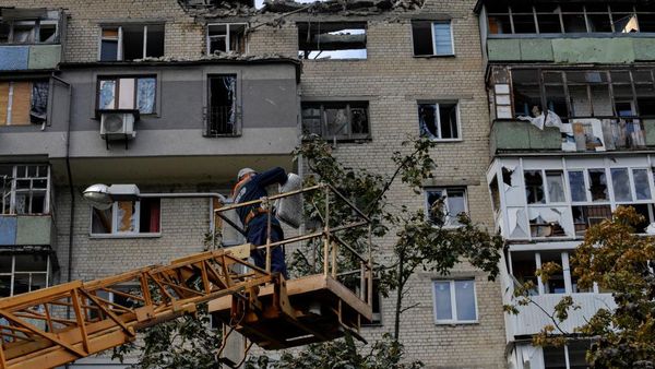 Foto Rumah Warga Ukraina Amburadul Kena Rudal Rusia