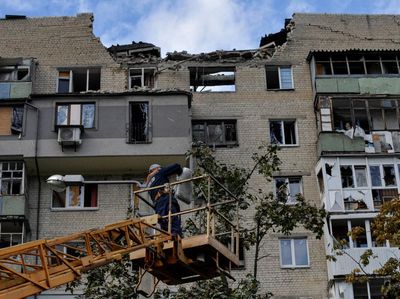 Foto Rumah Warga Ukraina Amburadul Kena Rudal Rusia